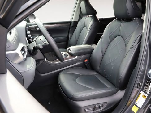 Used 2024 Toyota Highlander Platinum image 21