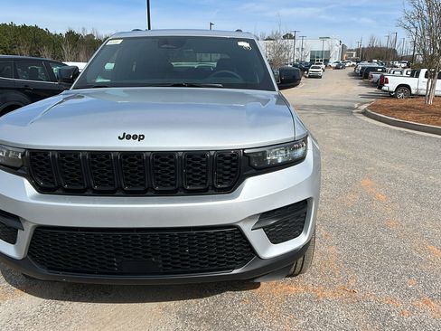 New 2025 Jeep Grand Cherokee 4WD image 3