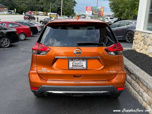 Used 2017 Nissan Rogue SV w/ Sun & Sound Touring Package AWD/4WD image 11