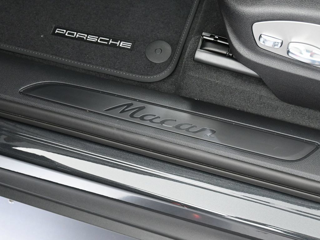 Certified 2026 Porsche Macan AWD/4WD image 16