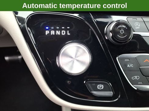 Used 2023 Chrysler Pacifica Touring-L FWD image 26