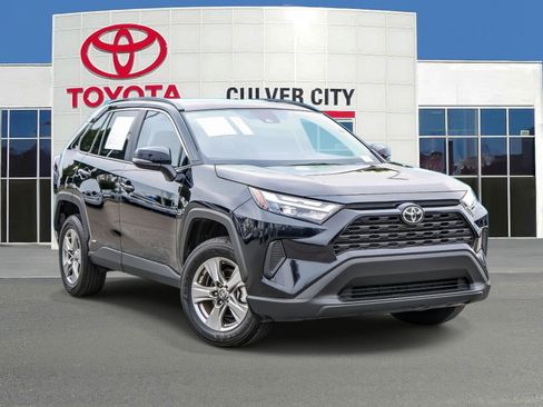 Used 2025 Toyota RAV4 XLE AWD/4WD image 1