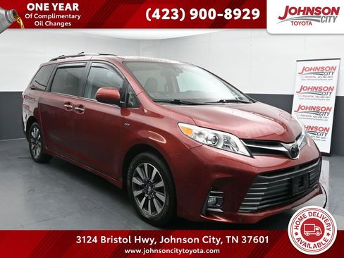 Used 2018 Toyota Sienna XLE image 1