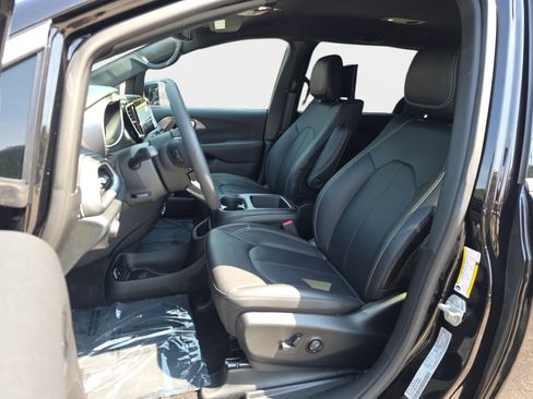 New 2026 Chrysler Pacifica Select FWD image 13