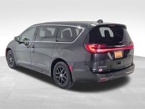 Used 2023 Chrysler Pacifica Touring-L image 7