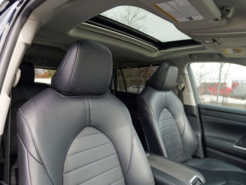 Used 2023 Toyota Highlander XLE AWD/4WD image 35
