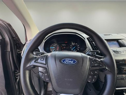 Used 2019 Ford Edge SE image 16