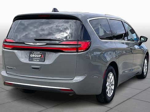 Used 2025 Chrysler Pacifica Select image 13