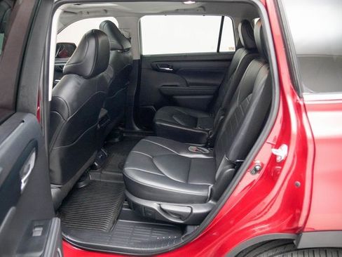Used 2021 Toyota Highlander XLE image 24
