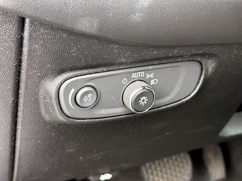 Used 2018 Chevrolet Equinox LS image 18