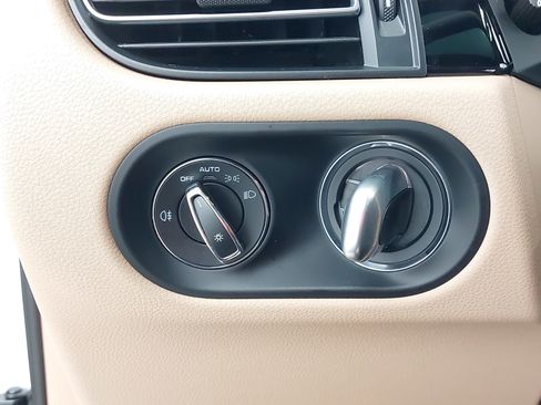 Used 2023 Porsche Macan Turbo image 28