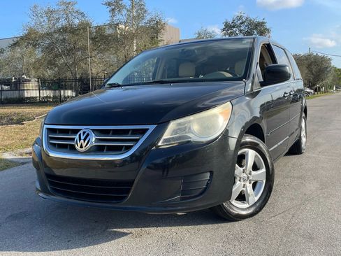 Used 2010 Volkswagen Routan SEL FWD image 3