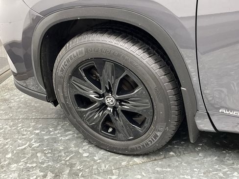 Used 2021 Toyota Highlander XLE image 34