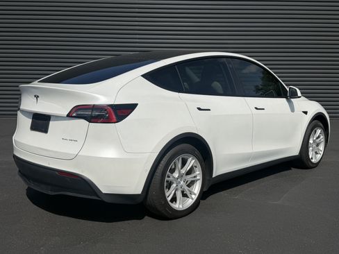 Used 2022 Tesla Model Y Long Range AWD/4WD image 10