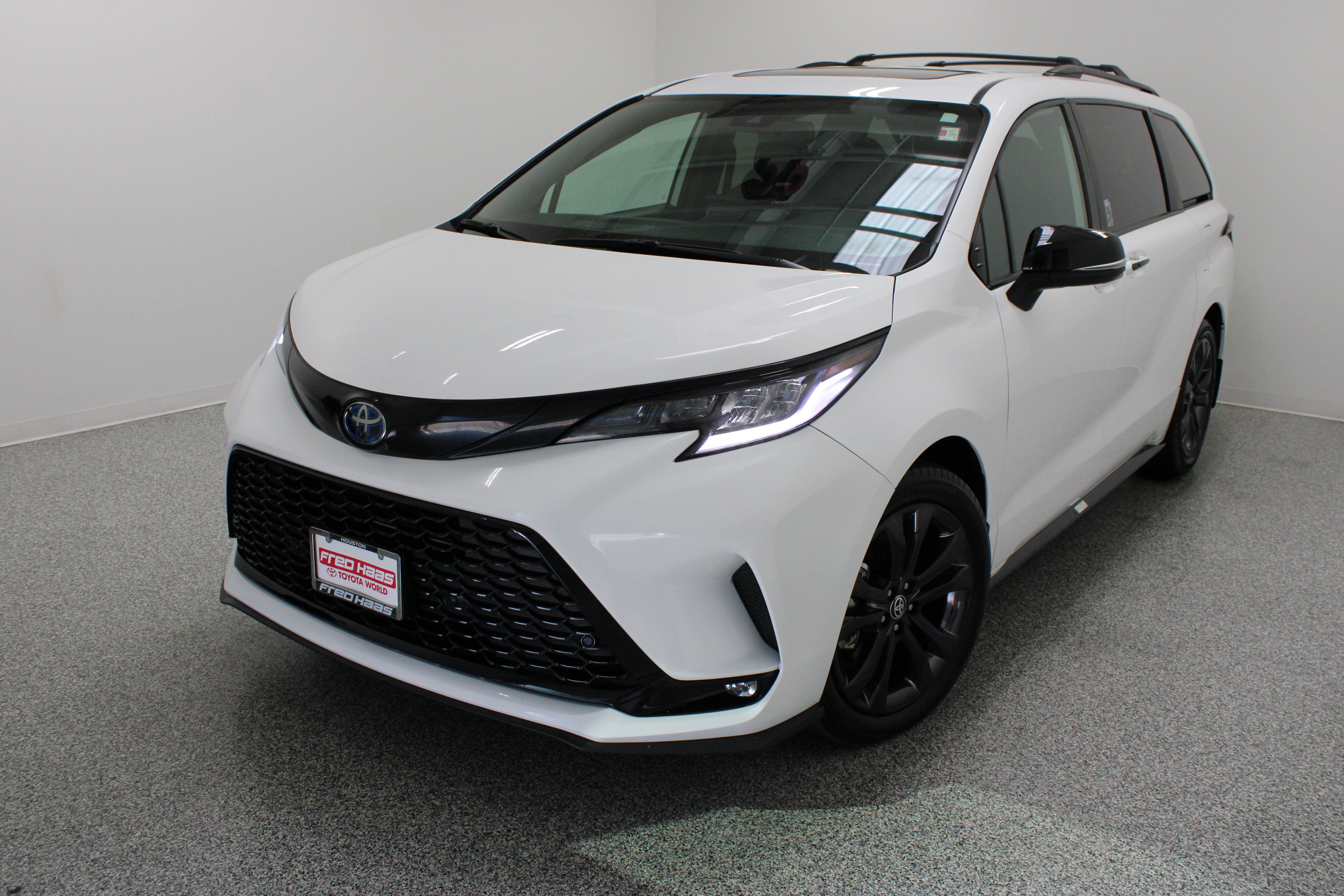 Used 2025 Toyota Sienna XSE w/ XSE Premium Package FWD image 2