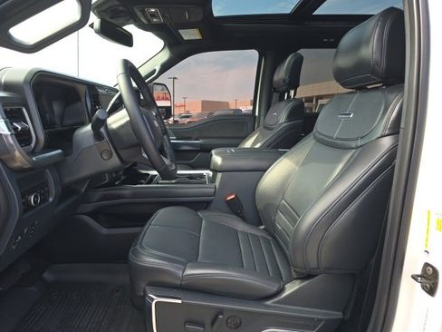 Used 2025 Ford F250 Platinum image 11