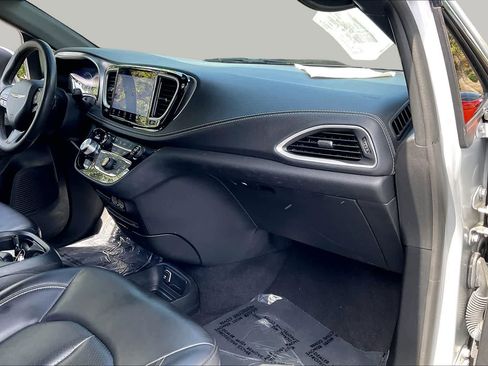 Used 2023 Chrysler Pacifica Touring-L w/ S Appearance Package FWD image 17