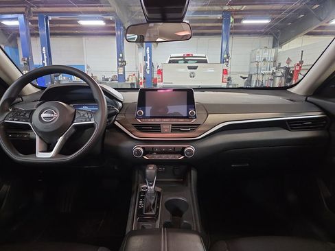 Used 2025 Nissan Altima 2.5 SV image 13