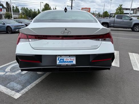 Certified 2025 Hyundai Elantra Limited w/ Cargo Package FWD image 4