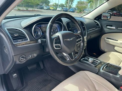 Used 2018 Chrysler 300 Limited RWD image 15