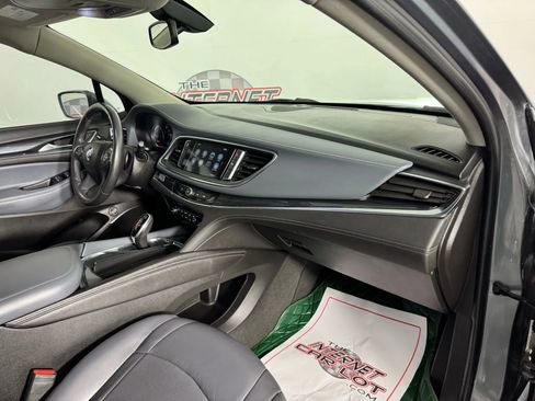 Used 2018 Buick Enclave Essence image 12