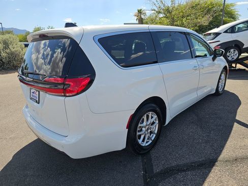 Used 2023 Chrysler Pacifica Touring-L FWD image 5