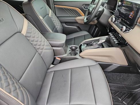 Used 2025 GMC Canyon Denali image 15