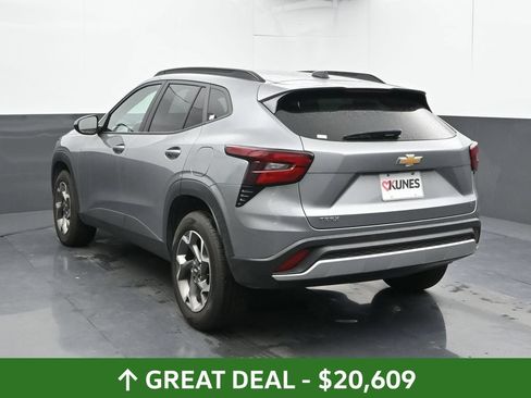 Used 2025 Chevrolet Trax LT FWD image 12