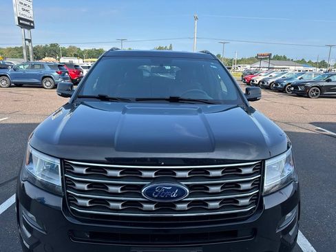 Used 2017 Ford Explorer XLT w/ Equipment Group 202A AWD/4WD image 3