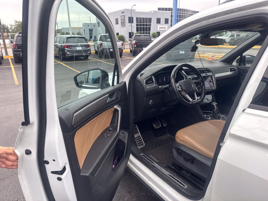 Used 2022 Volkswagen Tiguan SE R-Line AWD/4WD image 3