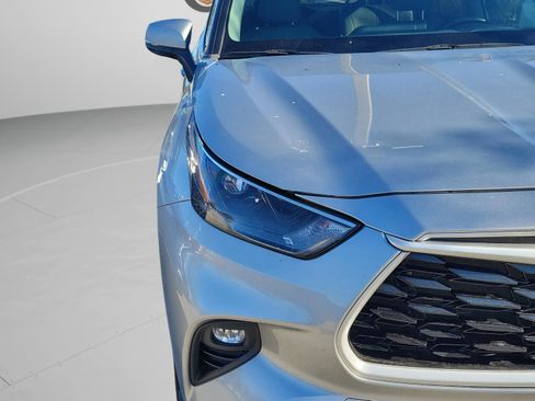 Used 2023 Toyota Highlander XLE image 10