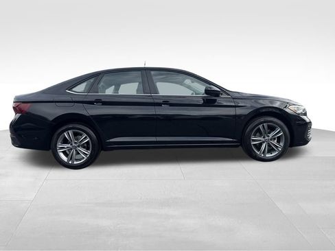 Used 2024 Volkswagen Jetta SE image 9