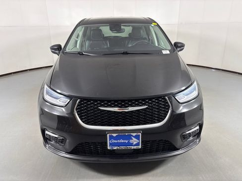 Used 2023 Chrysler Pacifica Touring-L FWD image 3