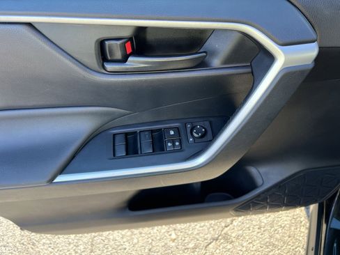 Used 2020 Toyota RAV4 LE image 14