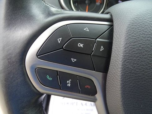 Used 2019 Jeep Cherokee 4WD Latitude w/ Cold Weather Group image 14