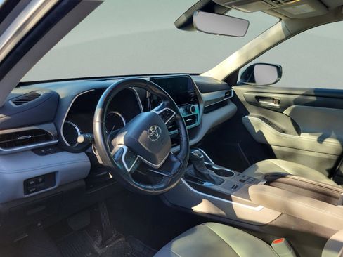 Used 2023 Toyota Highlander XLE image 29