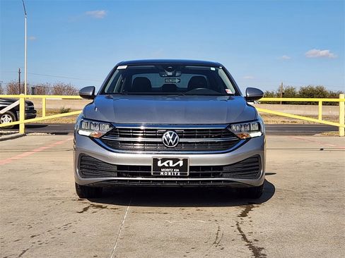 Used 2022 Volkswagen Jetta SE image 2
