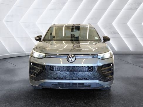 Used 2025 Volkswagen Tiguan SE R-Line AWD/4WD image 2
