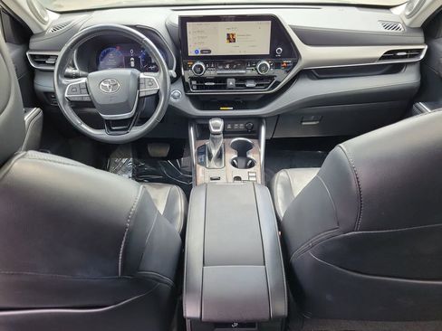 Used 2023 Toyota Highlander Limited FWD image 16