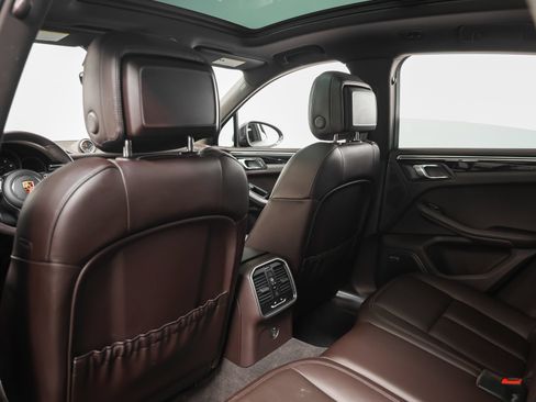 Certified 2019 Porsche Macan AWD/4WD image 36