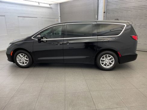 New 2026 Chrysler Pacifica Select image 4