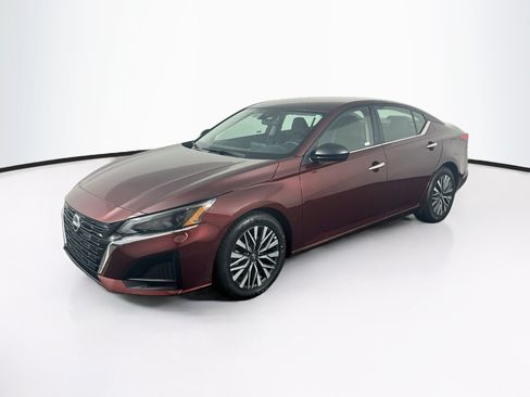 Used 2025 Nissan Altima 2.5 SV FWD image 3