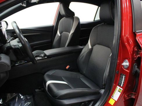 Used 2025 Toyota Camry SE w/ Convenience Package image 6