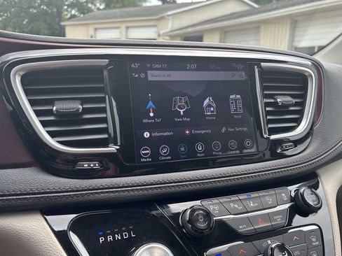 Used 2019 Chrysler Pacifica Limited w/ Advanced Safetytec Group FWD image 3