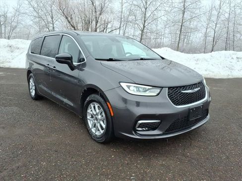 Used 2023 Chrysler Pacifica Touring-L image 7