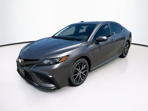 Used 2021 Toyota Camry SE FWD image 3