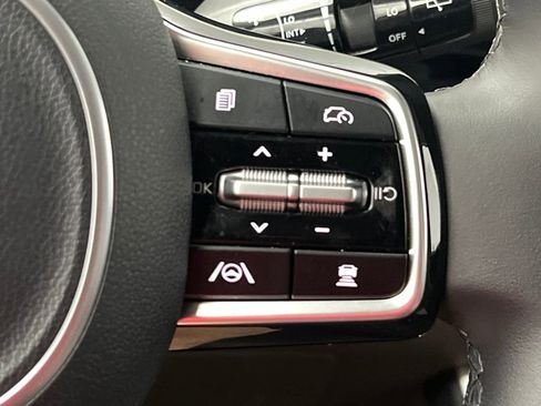 Used 2025 Kia Carnival FWD image 57