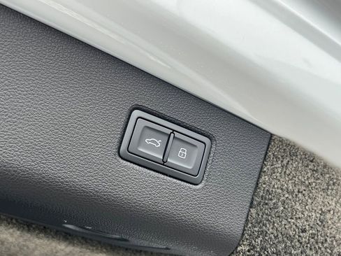 Used 2023 Bentley Bentayga Extended Wheelbase image 24