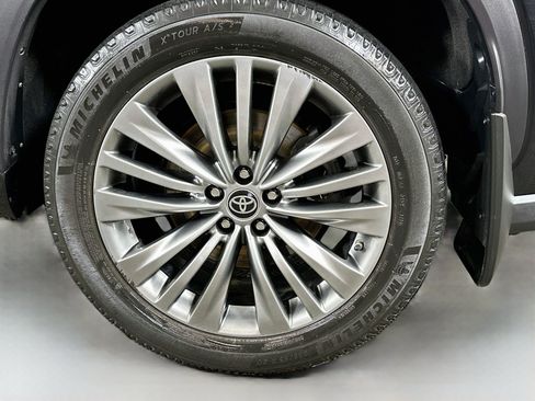 Used 2022 Toyota Highlander Platinum AWD/4WD image 32