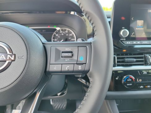 Used 2025 Nissan Pathfinder SV image 23